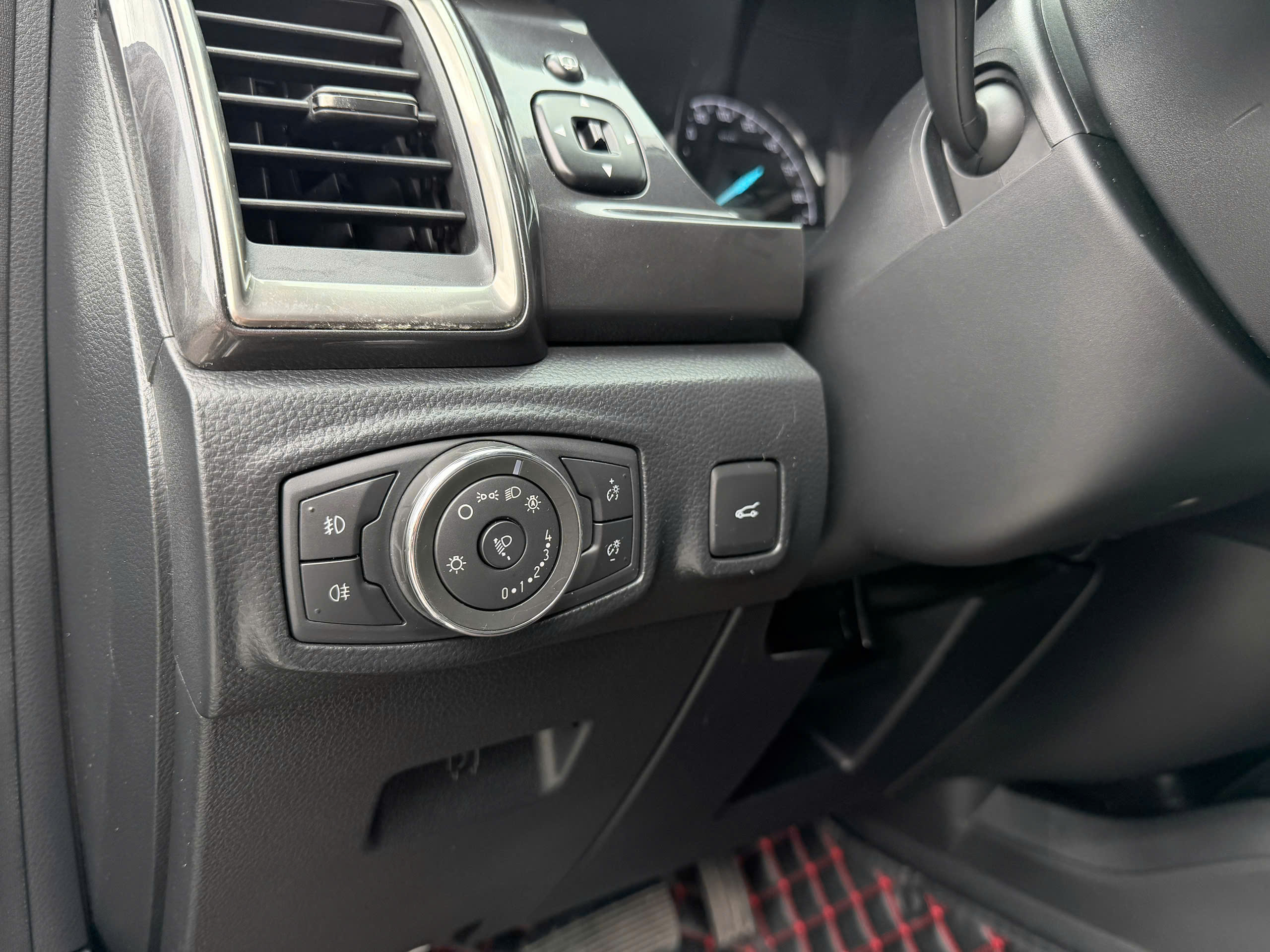 Ford Everest Titanium 4x2 - ảnh 15