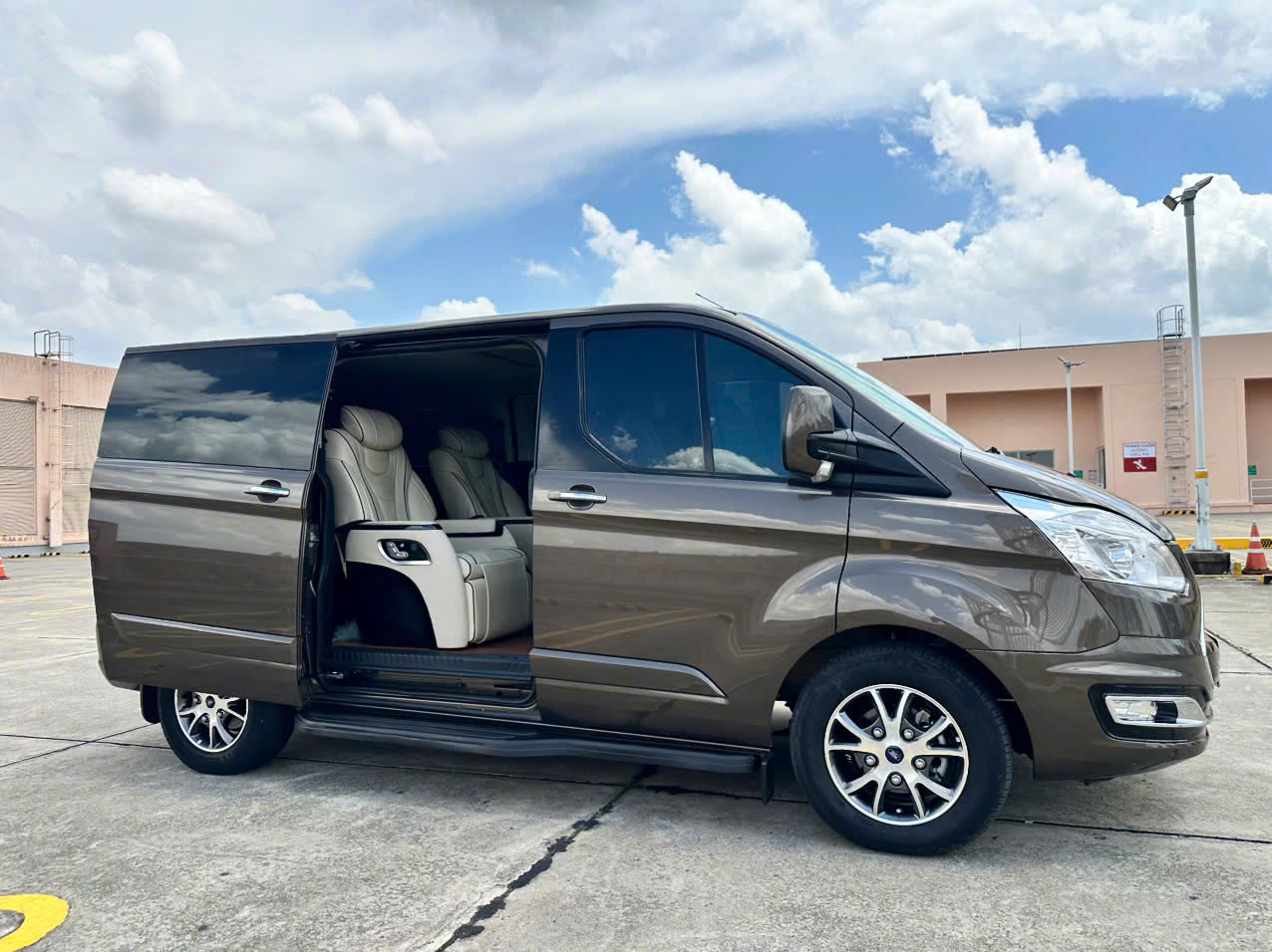 Ford Tourneo Limousine - ảnh 11