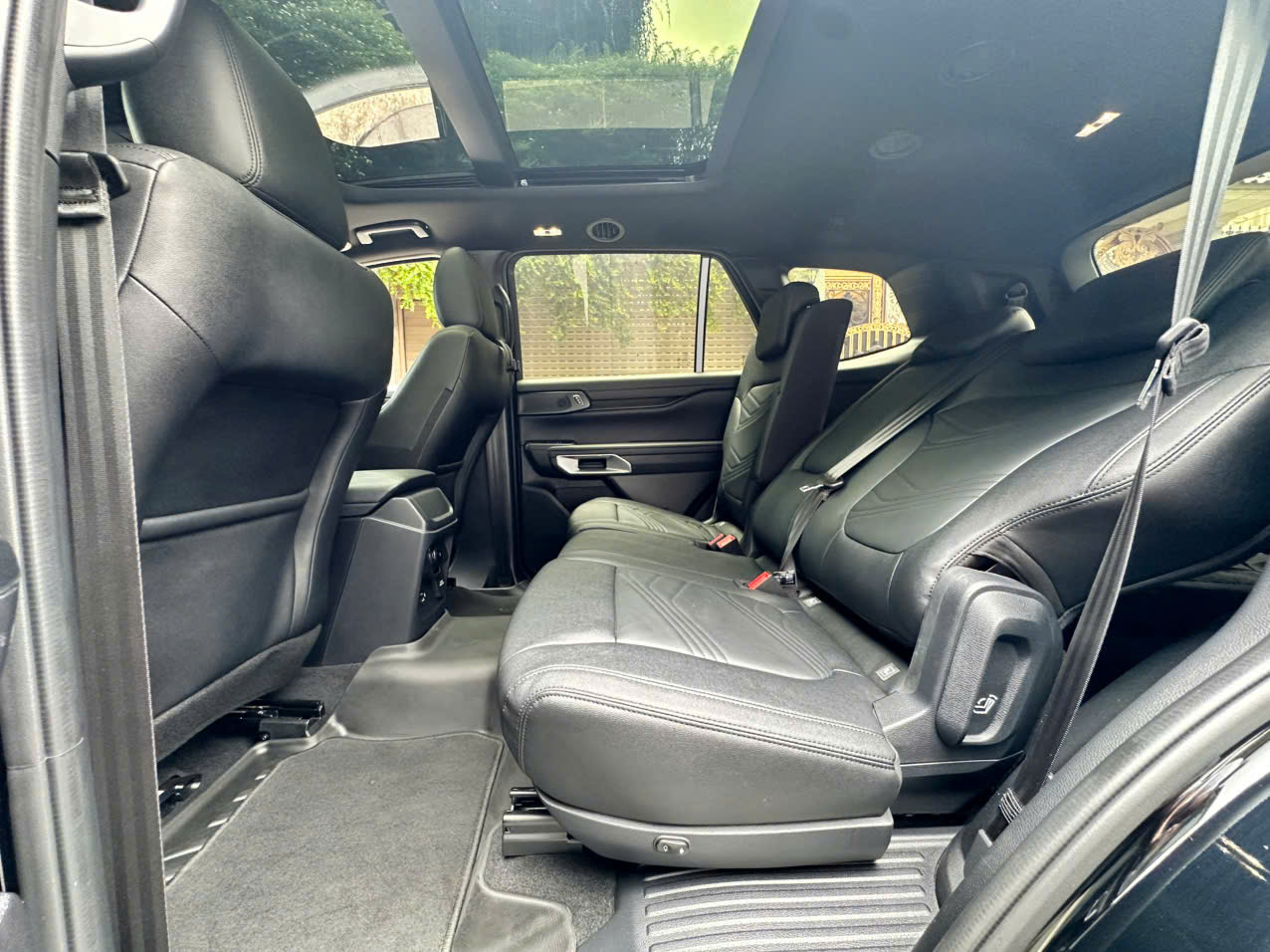 Ford Everest Titanium 4x2 - ảnh 2