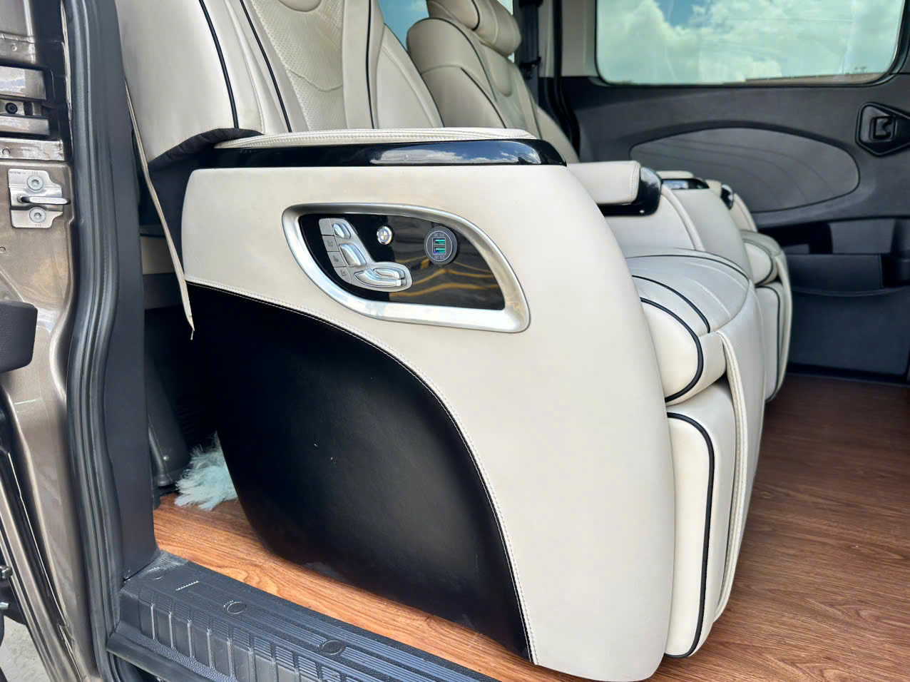 Ford Tourneo Limousine - ảnh 3