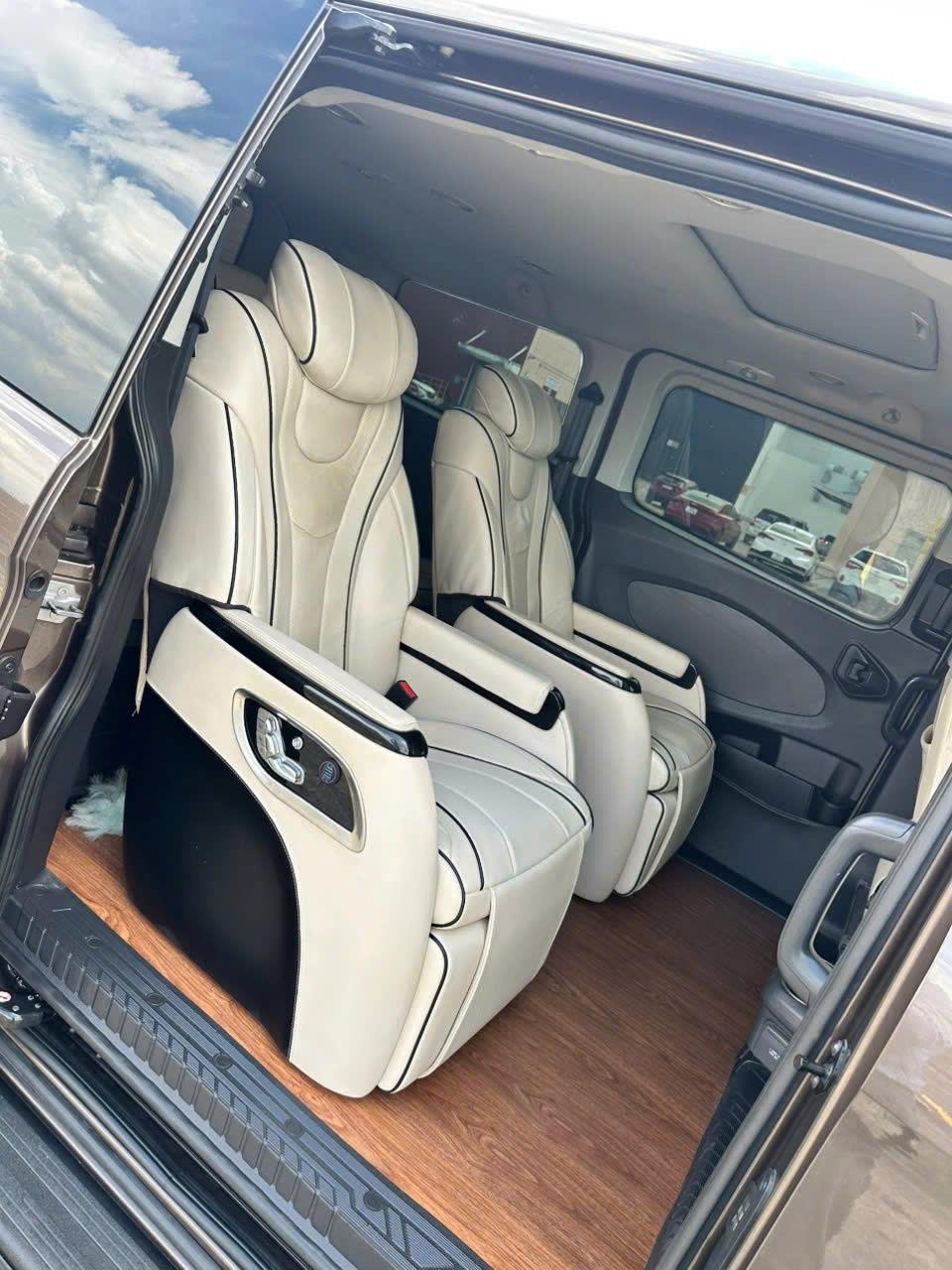 Ford Tourneo Limousine - ảnh 8