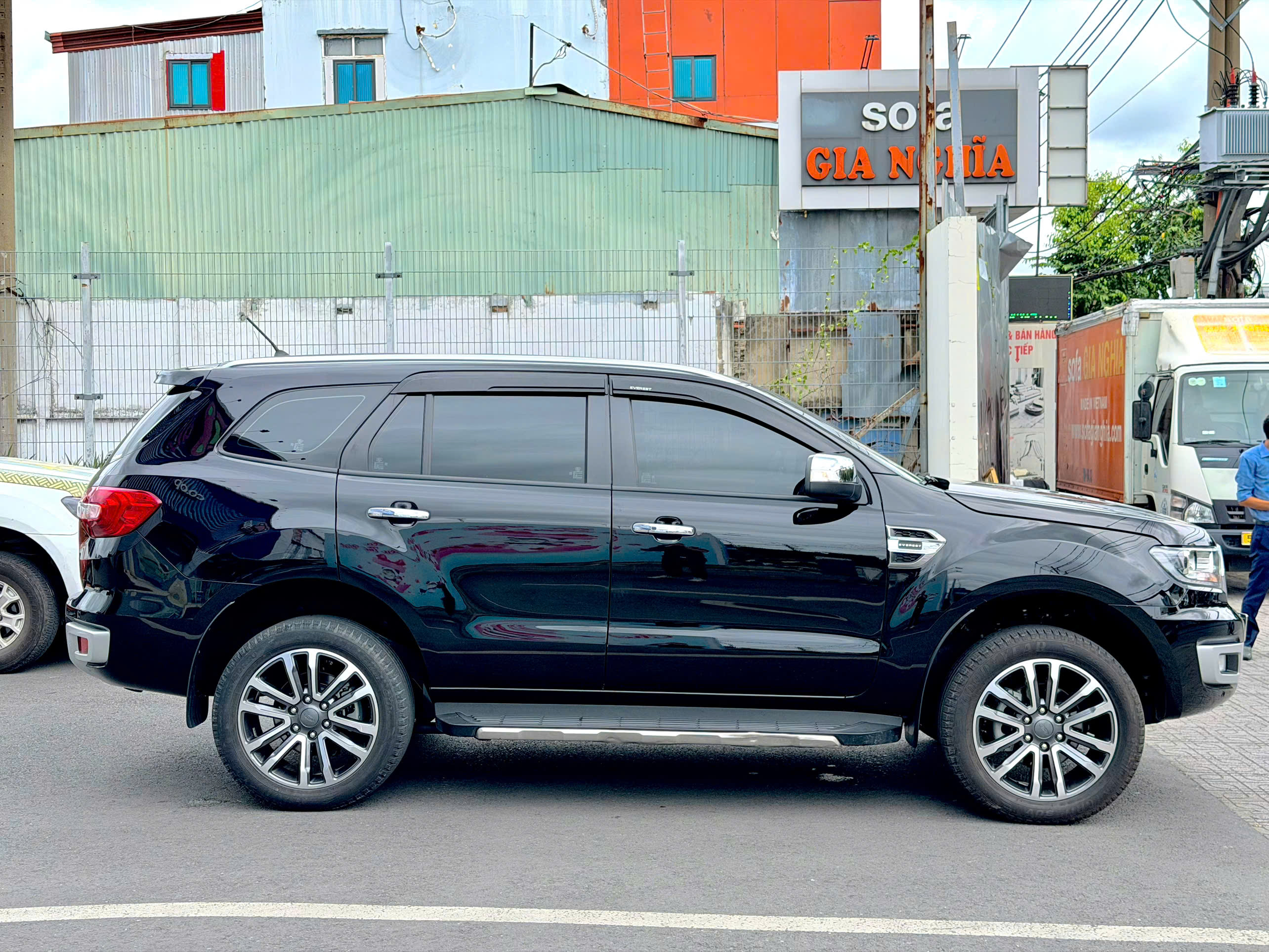Ford Everest Titanium 4x2 - ảnh 18